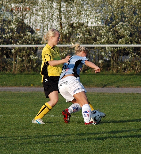 2007_0503_10.JPG - Södras backar hade en tuff afton på Ekbackens gräsmatta